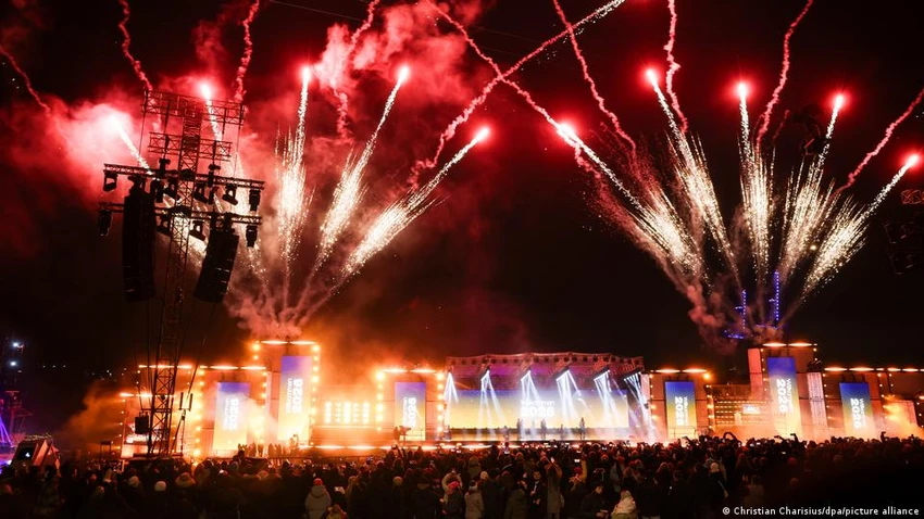 Giao thừa 2026 tại TP Hamburg (Đức). Sau khi chính quyền bang Berlin cắt giảm kinh phí cho chương trình đón năm mới truyền thống của Đức tại Cổng Brandenburg, chương trình giao thừa chính đã được chuyển đến Hamburg. Ảnh: DW