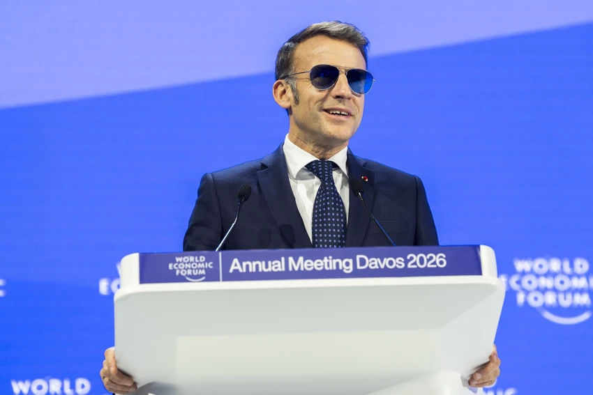 vi-sao-macron-lai-deo-kinh-ram-khi-phat-bieu-o-davos.jpg