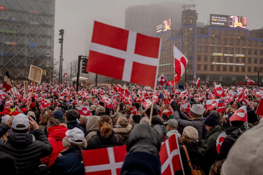 Người phụ nữ chặn giữa ông Trump và Greenland