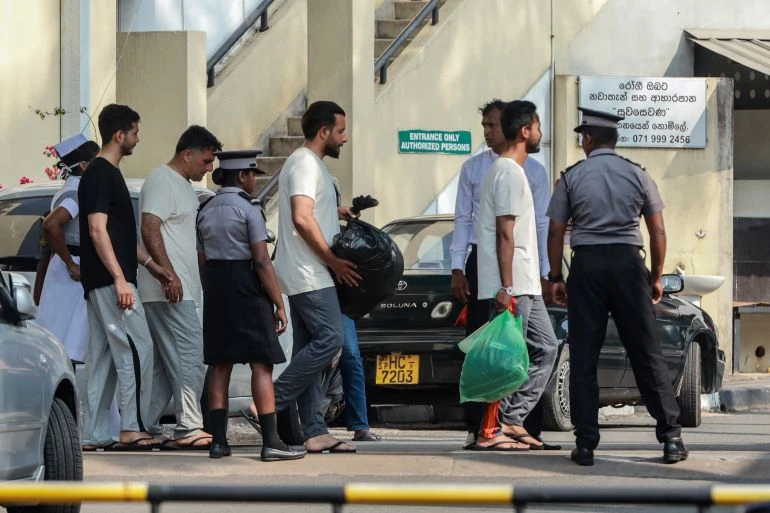 Các thủy thủ Iran được giải cứu từ tàu chiến IRIS Dena đến Bệnh viện Karapitiya ở Galle, Sri Lanka vào ngày 5-3. Ảnh: Karunarathne/EPA