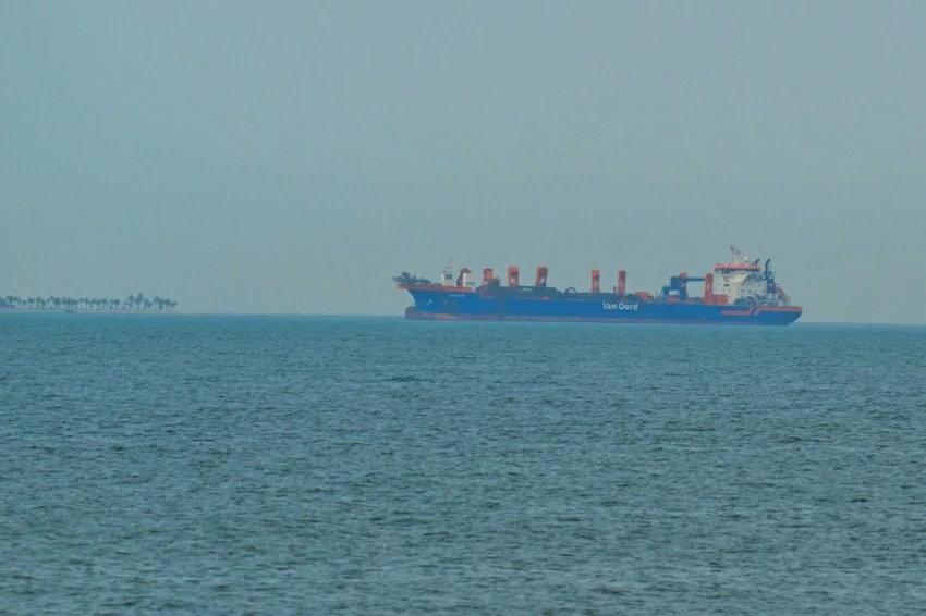 co-tin-iran-bat-dau-rai-thuy-loi-tai-eo-bien-hormuz.jpg