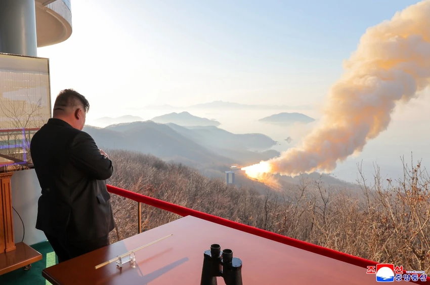 ong-kim-jong-un-giam-sat-thu-nghiem-dong-co-ten-lua-nhien-lieu-ran.png