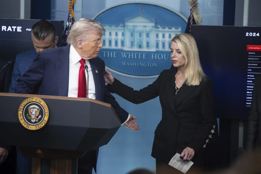 ong-trump-thay-bo-truong-tu-phap-my.png