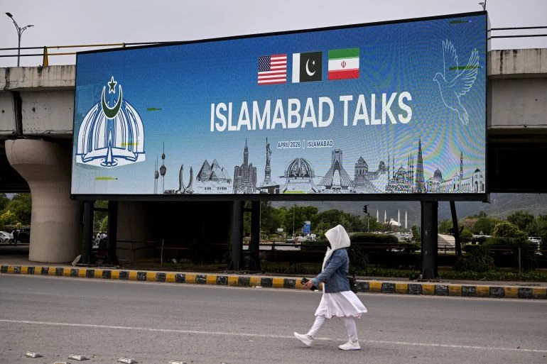 Một tấm bảng về đàm phán Mỹ-Iran tại thủ đô Islamabad (Pakistan) ngày 10-4. Ảnh: Farooq Naeem/AFP