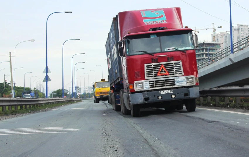 Đường lún khủng khiếp, xe đầu kéo nghiêng ngả hất văng cả container ảnh 6 Đường lún khủng khiếp, xe đầu kéo nghiêng ngả hất văng cả container ảnh 6