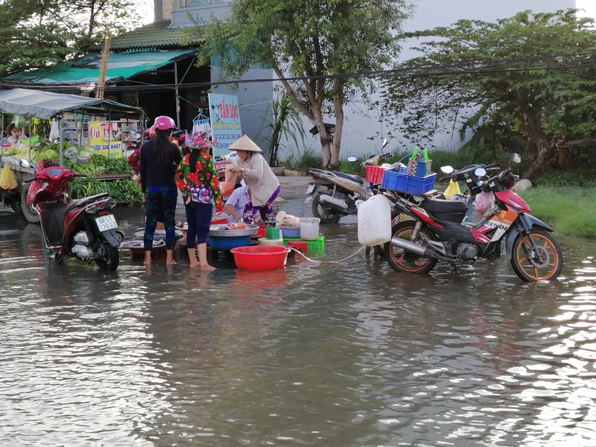 Học sinh TP.HCM bì bõm về nhà ngày đỉnh triều ảnh 7