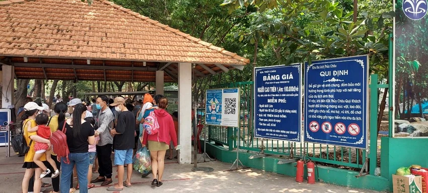 Hơn 13 giờ, phía trước cổng vào du khách vẫn ùn ùn đổ về đây. Hơn 13 giờ, phía trước cổng vào du khách vẫn ùn ùn đổ về đây.