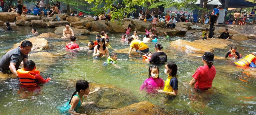 Suối nước nhân tạo, điểm nhấn của khu du lịch vô cùng mát mẻ và sạch đẹp thu hút tất cả du khách. Suối nước nhân tạo, điểm nhấn của khu du lịch vô cùng mát mẻ và sạch đẹp thu hút tất cả du khách.