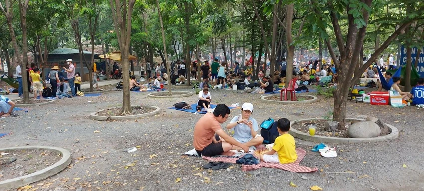 Với giá vé váo cổng chỉ 100 ngàn đồng, du khách có thể mang theo đồ ăn, thức uống để sử dụng. Với giá vé váo cổng chỉ 100 ngàn đồng, du khách có thể mang theo đồ ăn, thức uống để sử dụng.