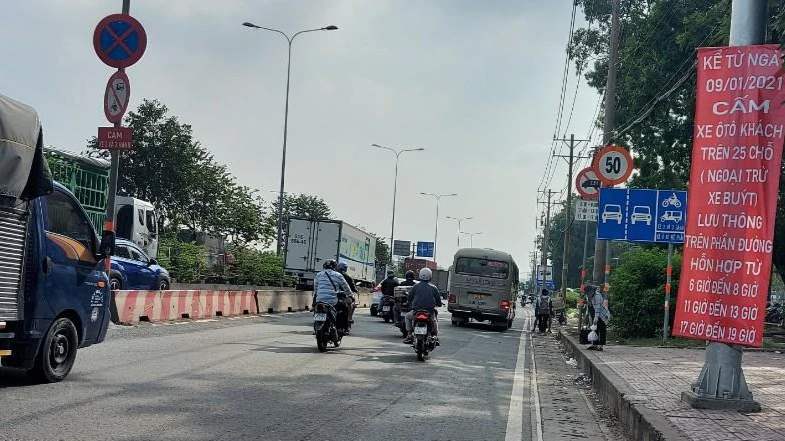 Người dân có thể phản ánh các vi phạm trong lĩnh vực GTVT đường bộ như chở quá số người quy định, tăng giá vé sai quy định, nhồi nhét và chèn ép hành khách... Ảnh: THY LAN Người dân có thể phản ánh các vi phạm trong lĩnh vực GTVT đường bộ như chở quá số người quy định, tăng giá vé sai quy định, nhồi nhét và chèn ép hành khách... Ảnh: THY LAN