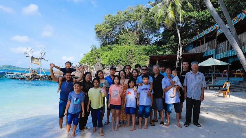 Du khách chụp ảnh lưu lại kỷ niệm tour du lịch 4 đảo cùng gia đình. Ảnh: LAN THY Du khách chụp ảnh lưu lại kỷ niệm tour du lịch 4 đảo cùng gia đình. Ảnh: LAN THY