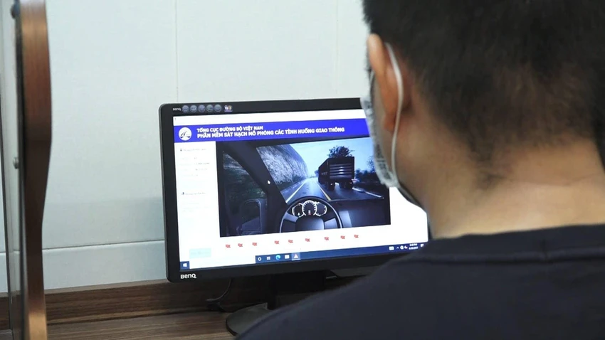 Học viên thực hiện sát hạch trên phần mềm mô phỏng các tình huống lái xe. Học viên thực hiện sát hạch trên phần mềm mô phỏng các tình huống lái xe.