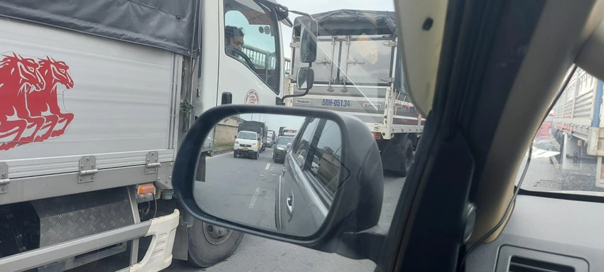 Anh Nguyễn Quang Diệu (một tài xế) cho biết đoạn đường kẹt xe kéo dài hàng chục km.
