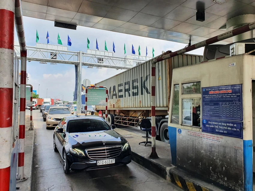 Theo ghi nhận, nhiều xe có dán thẻ ETC đã qua trạm rất thuận lợi, cũng có xe đã dán thẻ ETC nhưng tài khoản không còn tiền thì được yêu cầu mua vé.