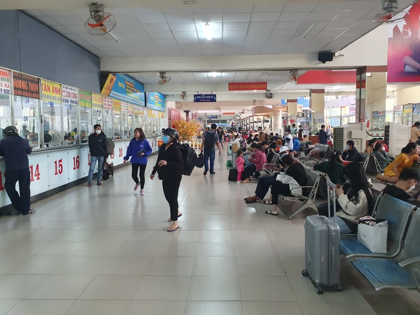 Khu vực chờ bến xe miền Đông cũ khá đông hành khách.