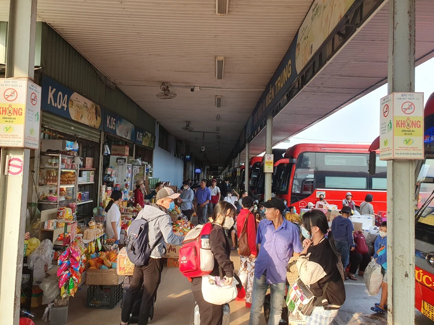 Người dân đến bến xe Bến xe Miền Đông cũ để về quê.
