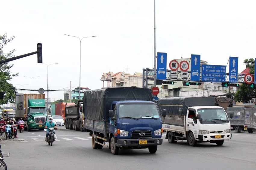 Nút giao Ngã tư Đình (Quốc lộ 1-Nguyễn Văn Quá) thường xuyên bị ùn ứ. Ảnh: ĐT. Nút giao Ngã tư Đình (Quốc lộ 1-Nguyễn Văn Quá) thường xuyên bị ùn ứ. Ảnh: ĐT.