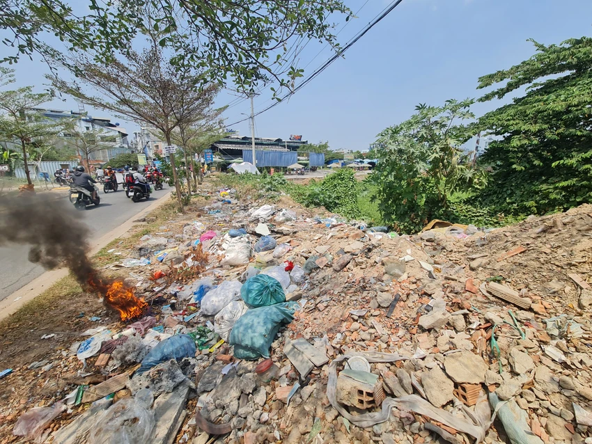 Rác thải xả dọc tuyến kênh (địa bàn quận Bình Tân).