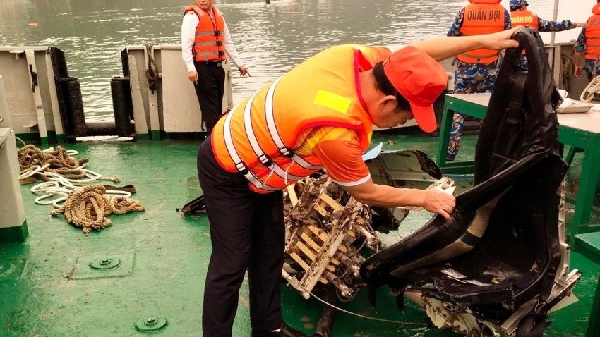 Một phần chiếc máy bay được lực lượng Hải quân vớt lên. Ảnh: H.Q Một phần chiếc máy bay được lực lượng Hải quân vớt lên. Ảnh: H.Q
