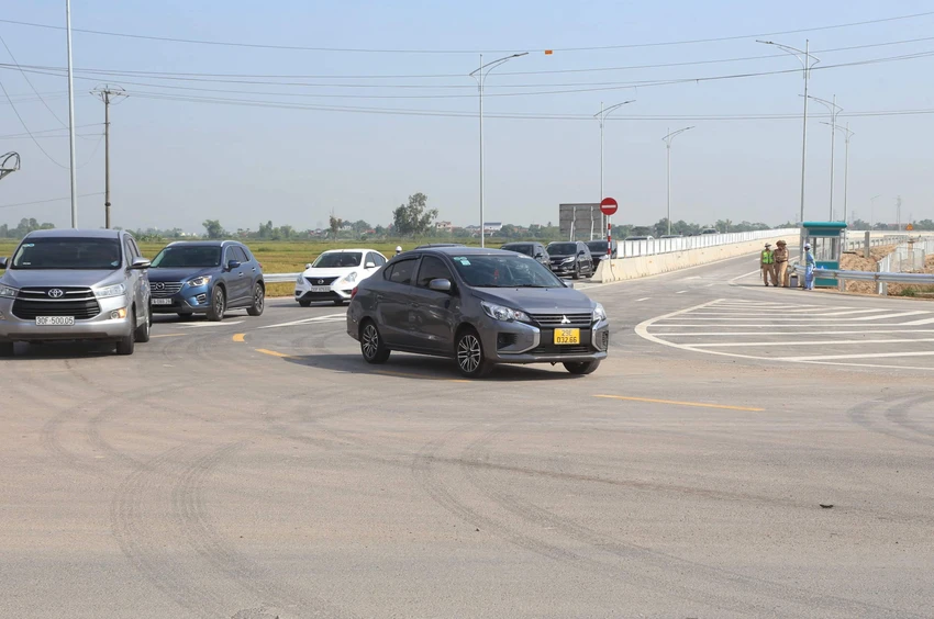 CSGT hướng dẫn người dân tại nút giao quốc lộ 7A (xã Diễn Cát, huyện Diễn Châu, Nghệ An) nhập lên, xuống cao tốc. Ảnh: ĐẮC LAM CSGT hướng dẫn người dân tại nút giao quốc lộ 7A (xã Diễn Cát, huyện Diễn Châu, Nghệ An) nhập lên, xuống cao tốc. Ảnh: ĐẮC LAM