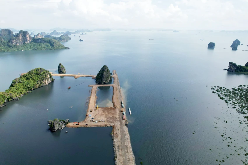 Một tuyến đường đang được xây dựng trong khu đô thị tại khu 10B, phường Quang Hanh, TP Cẩm Phả liên quan đến vịnh Hạ Long. Ảnh: NGỌC SƠN