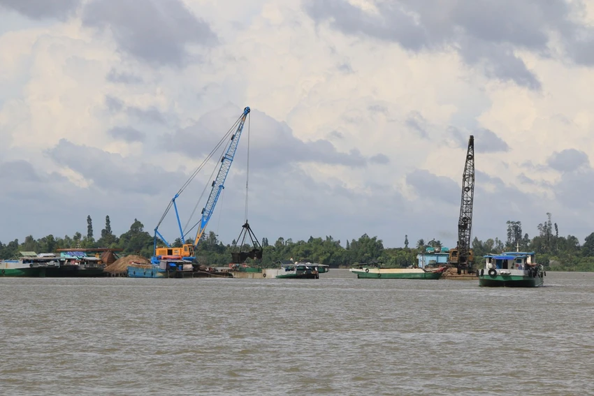 Khai thác cát trên sông Tiền đoạn qua tỉnh Đồng Tháp. Ảnh minh hoạ: HẢI DƯƠNG