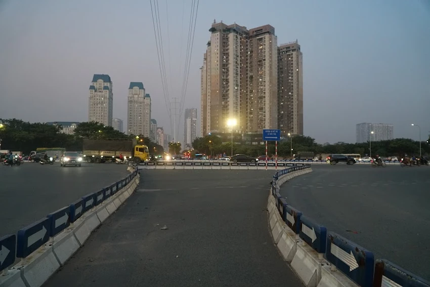 Sáng kiến bỏ đèn đỏ được TP Hà Nội áp dụng tại nút giao Lê Quang Đạo - Mễ Trì - Châu Văn Liêm (quận Nam Từ Liêm) để giảm ùn tắc giao thông và đã đạt được hiệu quả nhất định. Ảnh chụp chiều ngày 20-11. Ảnh: PHI HÙNG