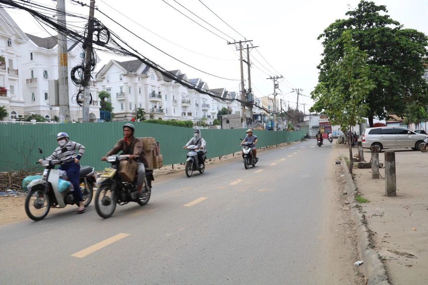 Dự án mở rộng đường Dương Quảng Hàm (quận Gò Vấp, TP.HCM) đạt tỉ lệ giải ngân vốn đầu tư công 56,08% và có 115 hộ đã bàn giao mặt bằng. Ảnh: NHƯ NGỌC