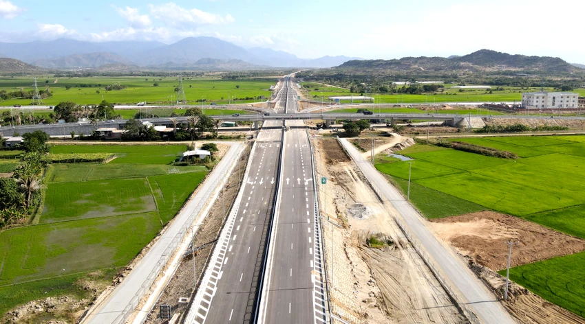 Dự án cao tốc Cam Lâm - Vĩnh Hảo đã cơ bản hoàn thành hạng mục cầu đường. Ảnh: HUỲNH HẢI