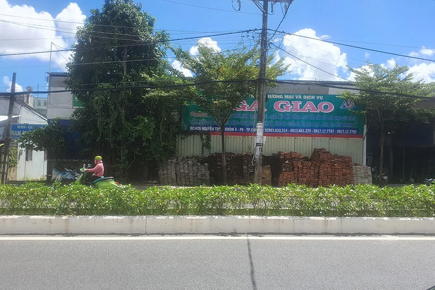 Công trình bị người dân phản ánh vi phạm được che khuất bởi cây xanh và các tấm biển chắn, cách UBND phường 9 chỉ 100 m. Ảnh: TRẦN VŨ