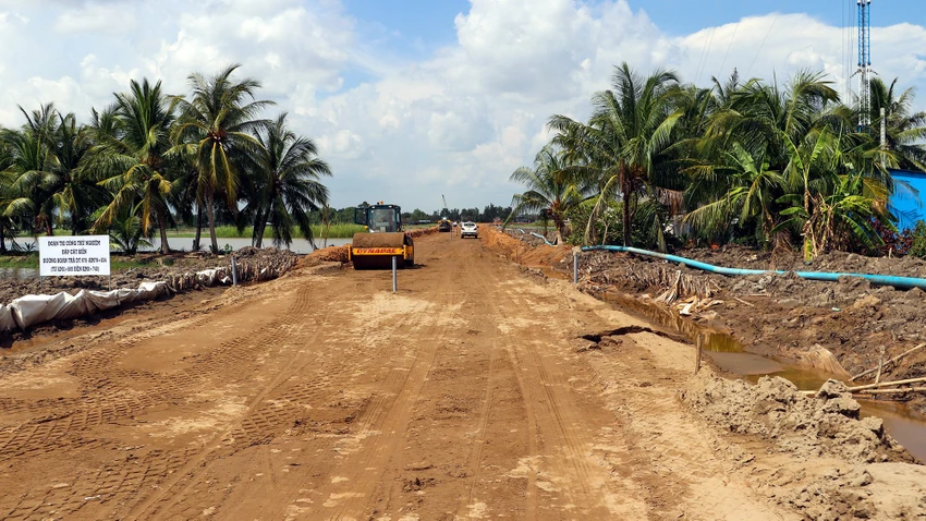 Tuyến đường tỉnh 978, dự án thành phần đoạn Hậu Giang - Cà Mau thuộc cao tốc Bắc - Nam giai đoạn 2 được thí điểm sử dụng cát biển đắp nền. Ảnh: CHÂU ANH