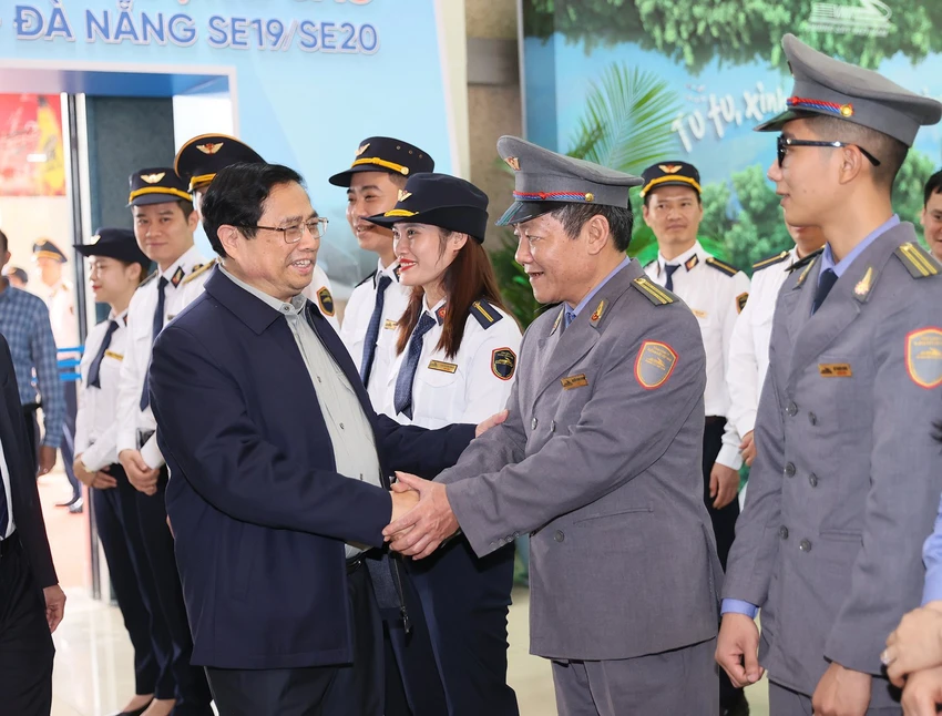 Mới đây, Thủ tướng yêu cầu VNR chuẩn bị nguồn nhân lực cho đầu tư đường sắt tốc độ cao. Ảnh: Thủ tướng hỏi thăm công nhân đường sắt. Ảnh: VL