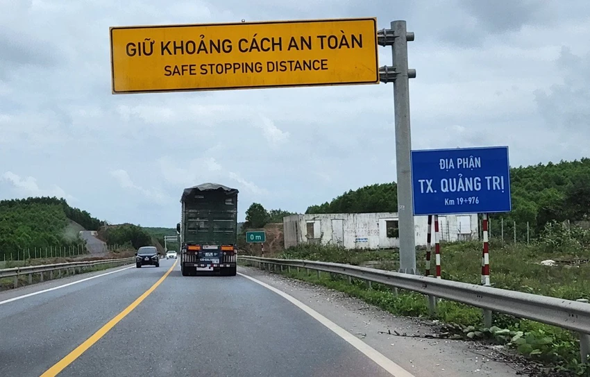 Cao tốc Cam Lộ - La Sơn đoạn qua địa phận tỉnh Quảng Trị chỉ có hai làn xe. Ảnh: TRÙNG KHÁNH
