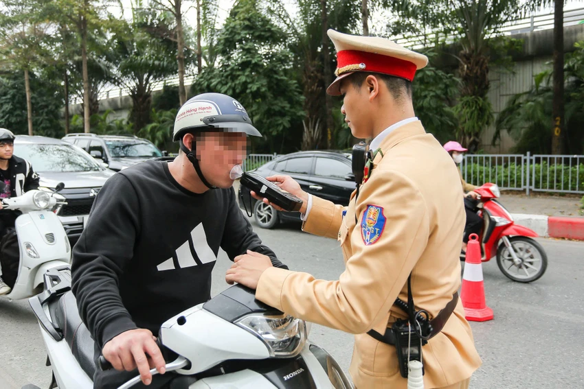 Toàn bộ thành viên Ủy ban Thường vụ Quốc hội phát biểu đều nhất trí phương án cấm tuyệt đối nồng độ cồn khi tham gia giao thông. Ảnh: PHI HÙNG