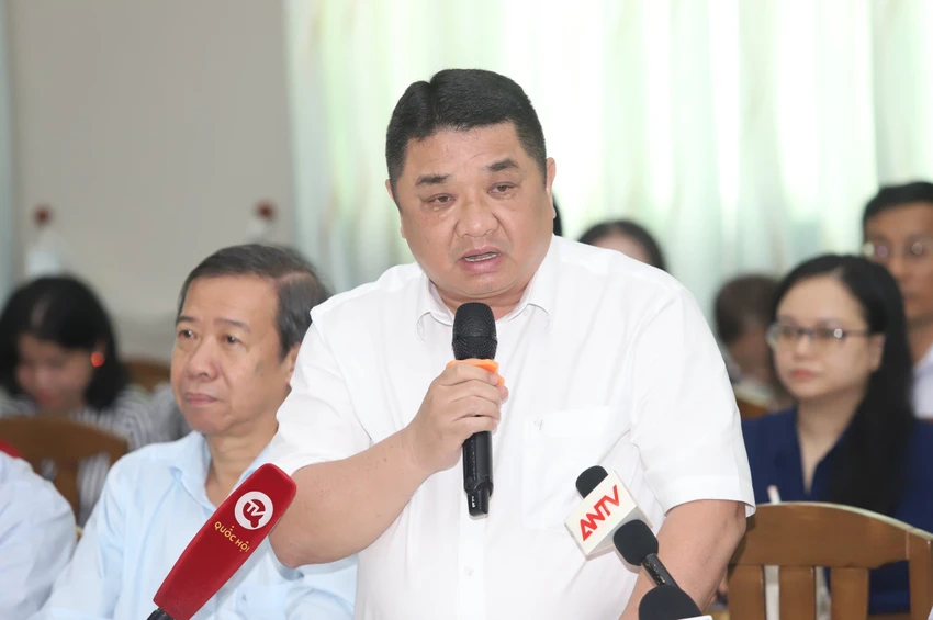 Ông Võ Khánh Hưng, Phó Giám đốc Sở GTVT TP.HCM, cho biết khả năng chỉ bỏ đèn đếm lùi giây ở pha đèn đỏ. Ảnh: HÀ THƯ