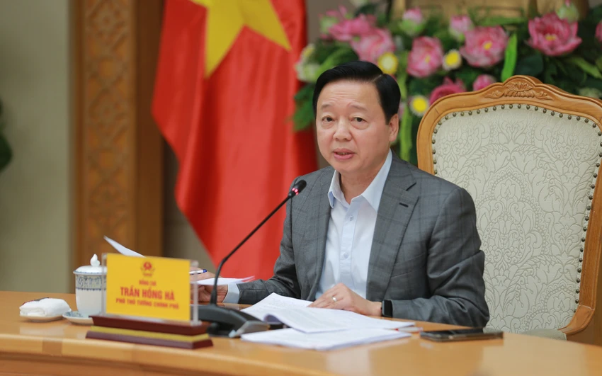 Phó Thủ tướng Trần Hồng Hà đề nghị quy định thời gian cụ thể và trách nhiệm của địa phương khi thực hiện 2 nghị định. Ảnh: VGP/Minh Khôi.