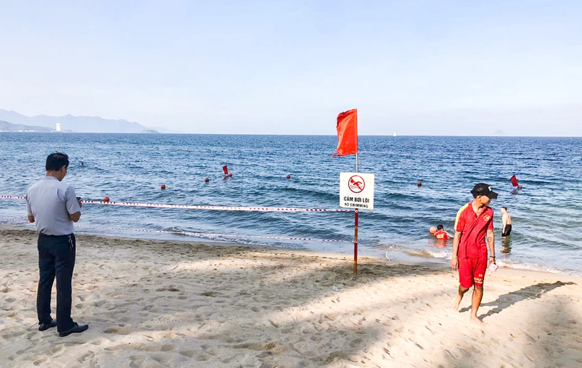 Ban quản lý vịnh Nha Trang giăng dây, cắm biển cảnh báo vị trí sà lan bị vùi lấp. Ảnh: XUÂN HOÁT