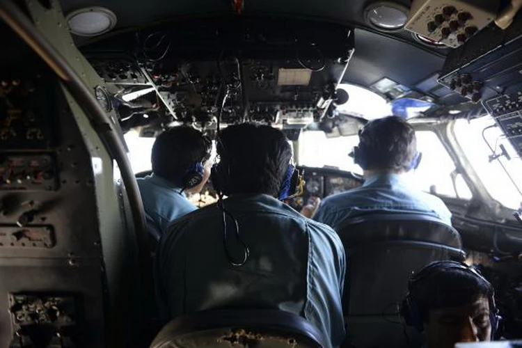 Hình ảnh thân nhân các hành khách ngóng chờ tin tức máy bay MH 370 ảnh 3 Hình ảnh thân nhân các hành khách ngóng chờ tin tức máy bay MH 370 ảnh 3