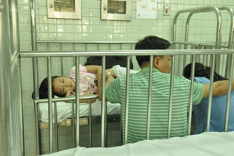 Xe khách bể nát trên cao tốc TP.HCM-Trung Lương, 4 người chết, 8 người bị thương ảnh 5 Xe khách bể nát trên cao tốc TP.HCM-Trung Lương, 4 người chết, 8 người bị thương ảnh 5