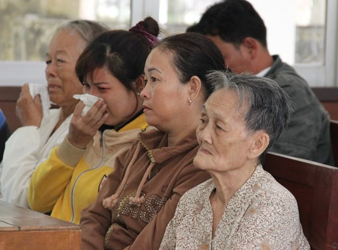 Được mời đến tòa để trả lời HĐXX về tuổi của Duyên, bà ngoại của cô này cho biết khi mẹ Duyên bồng về cho bà nuôi thì bé đã 7 tháng. Căn cứ vào lời khai này thì Duyên sinh khoảng giữa năm 1999. Trả lời HĐXX, Duyên cho biết sinh ngày 28/4/2000, đã học lớp 7. Lúc này, một thẩm phán trong HĐXX đưa ra thông tin rằng năm 2012 Duyên bị nghi ngờ có kẻ xấu hiếp dâm. Lúc đó gia đình Duyên đưa ra giấy khai sinh của cô nhưng cơ quan điều tra chứng minh Duyên dưới 13 tuổi, nhưng sau đó lại không khởi tố vụ án. Bà nội khóc ngất khi thiếu nữ đồng tính lĩnh 12 năm tù