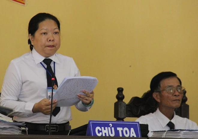 Trong phần luận tội, Viện KSND đề nghị phạt Xuyến 7 - 9 năm tù về tội Giết người, 3 - 4 năm tù về tội Cướp tài sản. Tổng hợp hình phạt Xuyến bị đề nghị từ 10 - 12 năm tù. Bà nội khóc ngất khi thiếu nữ đồng tính lĩnh 12 năm tù