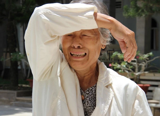 Bà nội của Xuyến khóc ngất nhìn theo cháu bị đưa lên xe về trại tạm giam. Bà nội khóc ngất khi thiếu nữ đồng tính lĩnh 12 năm tù