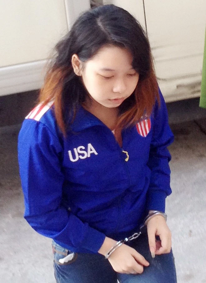 "Tôi đứng trước đầu xe của bị hại, giả vờ vừa nói chuyện vừa bấm điện thoại. Sau khi ông ấy bị Duyên đâm vào cổ, tôi rút dao giấu trong quần đâm vào ngực phải với mục đích cho nạn nhân xỉu chứ không muốn giết người. Đâm ngực phải không chết, đâm ngực trái mới chết", Xuyến khai. Trước lời khai này, nữ chủ tọa HĐXX Tăng Thị Thúy Nga đặt câu hỏi: Vậy lúc đâm nạn nhân bị cáo rất bình tỉnh, biết chọn ngực bên phải?Xuyến đáp: Dạ. Bà nội khóc ngất khi thiếu nữ đồng tính lĩnh 12 năm tù