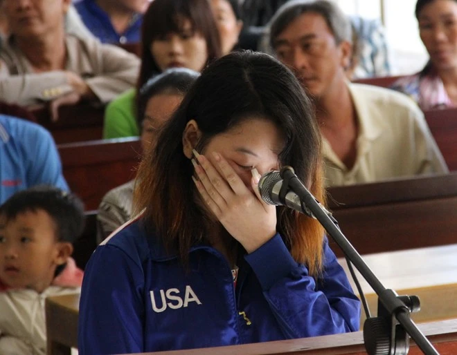 Trả lời HĐXX, bị cáo Xuyến khai đã sống chung với Lê Mỹ Duyên (14 tuổi, ngụ Kiên Giang) hơn 1 năm khi gặp nhau ở TP.HCM. Hơn tháng trước khi xảy ra vụ án, 2 người về nhà ngoại Xuyến ở thị trấn Trần Đề. Lúc này Duyên không đi làm, Xuyến thì làm ở quán nhậu Ốc Đêm. Duyên cho biết Xuyến lớn tuổi hơn mình nên mọi việc của hai người đều được người này quyết định. Trong ảnh: Xuyết vừa khai vừa khóc tại tòa. Bà nội khóc ngất khi thiếu nữ đồng tính lĩnh 12 năm tù