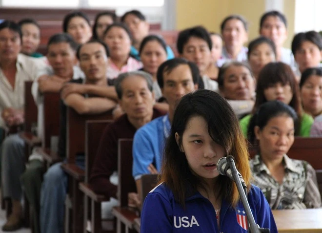 Đón xe từ 20h, Xuyến ngồi giữa, Duyên ngồi sau. Duyên kêu ông Dũng chở về hướng biển Mỏ Ó để tìm bạn nhưng mục đích là chờ đến đường vắng để cướp tài sản. Trên đường đi, nhiều lần bộ đôi định ra tay nhưng thấy có người đi đường nên không thực hiện được. Từ đó, Duyên kêu ông Dũng tiếp tục chạy lòng vòng đến 0h ngày 6/7/2013. Bà nội khóc ngất khi thiếu nữ đồng tính lĩnh 12 năm tù