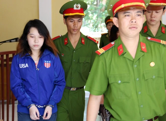 Sau khi nghị án, HĐXX tuyên Xuyến 12 năm tù giam vì tội Giết người và Cướp tài sản. Theo đại diện Viện KSND, quy định của pháp luật người phạm tội khi chưa đủ 16 tuổi thì mức án cao nhất là 12 năm tù. Về trách nhiệm dân sự, HĐXX buộc gia đình Xuyến và Duyên có trách nhiệm bồi thường tổn thất tinh thần, mai táng phí... cho gia đình nạn nhân trên 120,6 triệu đồng. Duyên, Xuyến và gia đình 2 bên còn có trách nhiệm cấp dưỡng cho 2 con của anh Dũng số tiền trên 575.000 đồng/tháng/cháu cho đến lúc 18 tuổi. Bà nội khóc ngất khi thiếu nữ đồng tính lĩnh 12 năm tù