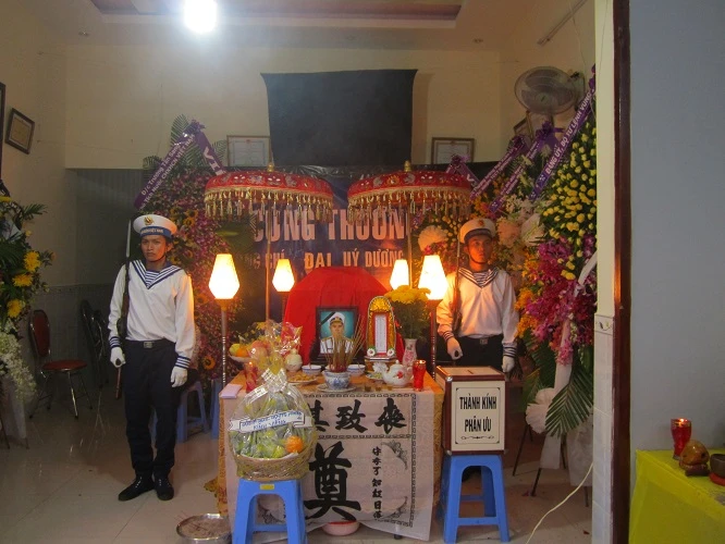 Đón thượng úy hy sinh tại nhà giàn DK1 về đất liền trong nước mắt ảnh 3 Đón thượng úy hy sinh tại nhà giàn DK1 về đất liền trong nước mắt ảnh 3