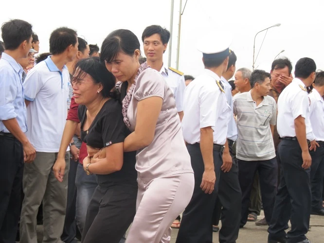 Đón thượng úy hy sinh tại nhà giàn DK1 về đất liền trong nước mắt ảnh 5 Đón thượng úy hy sinh tại nhà giàn DK1 về đất liền trong nước mắt ảnh 5