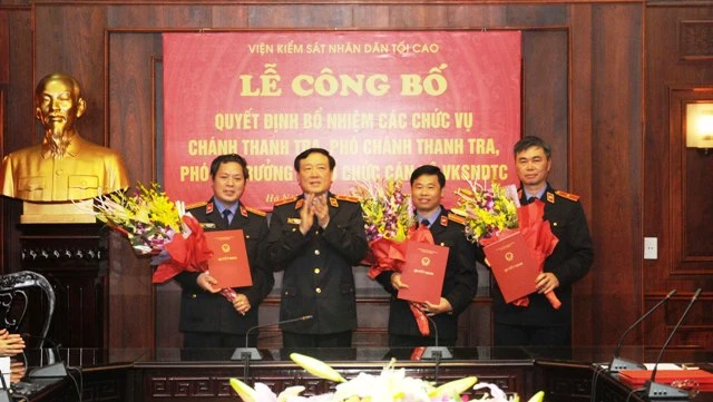 PGS.TS Nguyễn Hòa Bình, Viện trưởng VKSNDTC trao quyết định và tặng hoa chúc mừng các đồng chí được bổ nhiệm PGS.TS Nguyễn Hòa Bình, Viện trưởng VKSNDTC trao quyết định và tặng hoa chúc mừng các đồng chí được bổ nhiệm