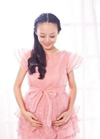 Khi biết mình bị ung thư giai đoạn cuối trong lúc đang mang thai, Qiu quyết định dừng điều trị để không ảnh hưởng tới con. Ảnh:Sina. mc1-1566-1418445536.jpg